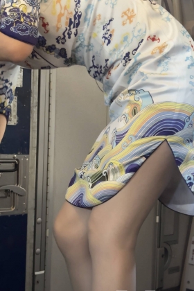 海航空姐制服灰丝前舱干活婀娜身姿近距离直拍