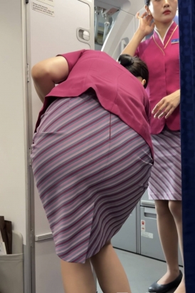 南航空姐包臀裙肉丝前舱整理旅客行李曼妙身姿