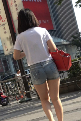 4K - 白T恤超短牛仔热裤街拍美腿漂亮美女 [493 MB]
