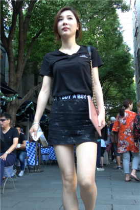 4k-天生丽质甜美黑色T恤短裙街拍美女 [1.10 GB]