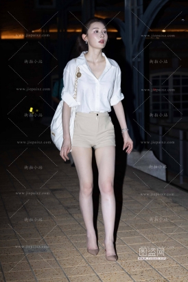 白衬衫热裤美腿 敏敏