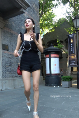 4K - 性感街拍热裤大长腿美女 [0.99 GB/MP4]