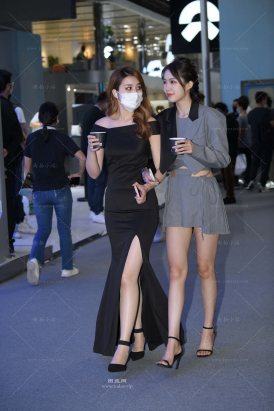 漂亮的美腿小姐姐