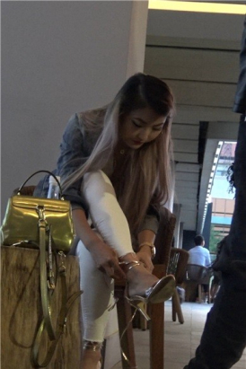 4k-极度紧绷白色牛仔裤美女 [1.89 GB]