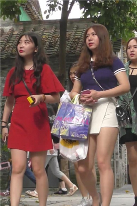 街拍白短热裤美腿性感小姐姐 [491 MB]