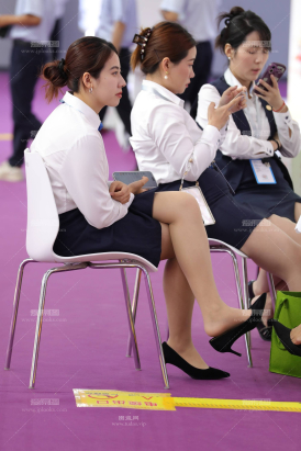 银行员工休息区肉丝袜高跟挑鞋歇歇【套图✚视频】