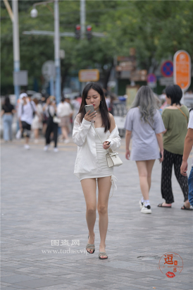 编码2326短裙美腿香肩