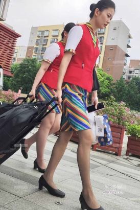 4K视频偶遇西藏航空颜值空姐制服灰丝视觉惊艳