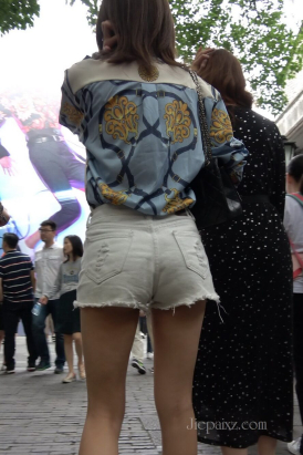 4K - 街拍白短热裤尖嘴高跟鞋美女 [1.16 GB/MP4]