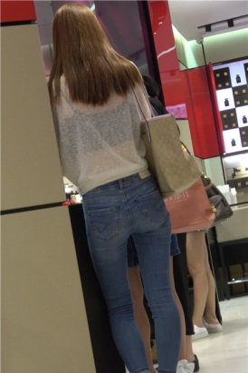 4K邻家女孩般亲切的街拍紧身蓝牛美女 [1.10 GB]