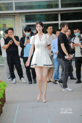 街拍白裙高跟美女 【图片➕视频】