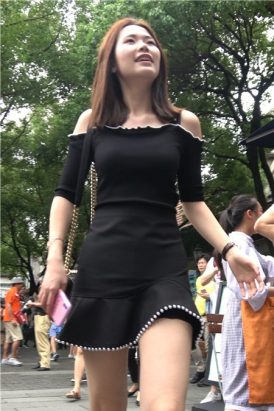 4K - 黑色连衣裙街拍甜美可人大美女 [914 MB]