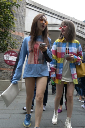 超清4K 花衣服街拍性感美腿俩姐妹 [1.52 GB]