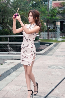 【M0544】公园里玩抖音的穿旗袍美腿极品安妮