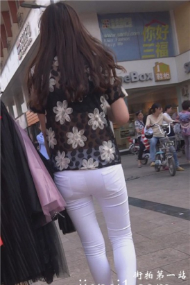 街拍极品紧身白裤女孩逛街，紧致得令人激动 [1.14 GB]