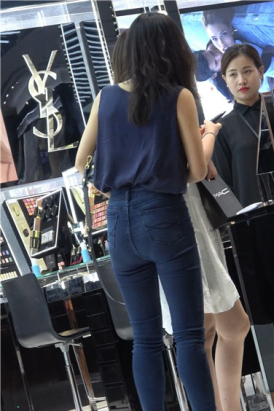 4k超清，丰腴大臀紧牛气质美妇包包店购物 [1.90 GB]