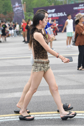 24615-34=64√超短热裤，凉快，春光～