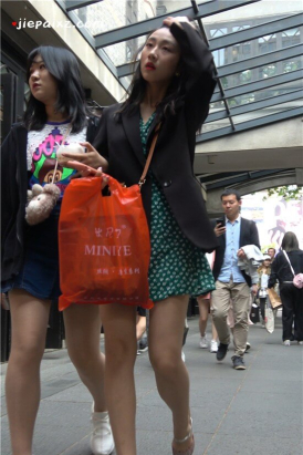 4K - 街拍斑点短裙美眉 [1.86 GB/MP4]