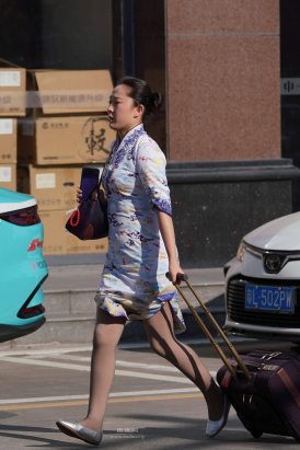 25空姐街拍-阳光下的海航灰丝光泽很好和双层丝的摩尔纹