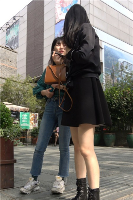 4k-黑色连衣裙漂亮美女街拍美腿 [1.54 GB]
