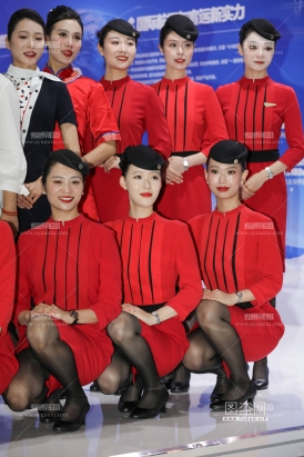 最新展会川航空姐群黑丝全蹲姿震撼惊喜