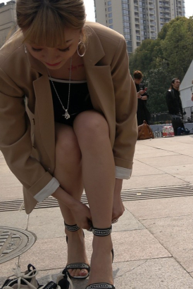 4K - 短裙性感美女由高跟鞋换上运动鞋 [624 MB/MP4]