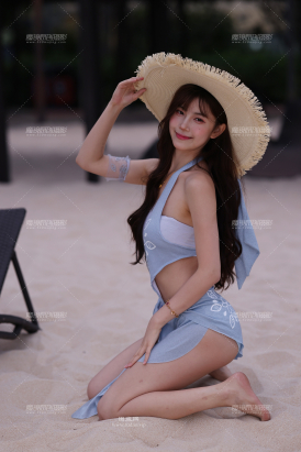 沙滩上的靓丽美女