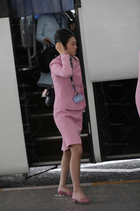 偶遇吉祥航空机组空姐一身粉灰丝可爱少女感
