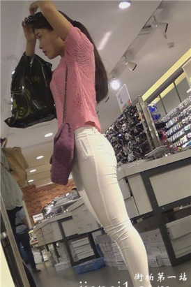 街拍紧身白裤苗条身材粉色毛衣清纯靓丽美眉 [1.43 GB]