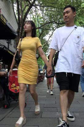 4K - 黄色包臀裙街拍美女 [2.22 GB/MP4]