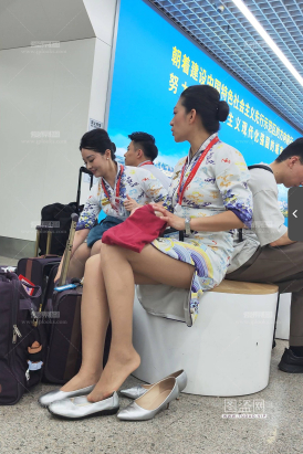 4K视频罕见海航客舱经理灰丝换鞋过程袜根绝美