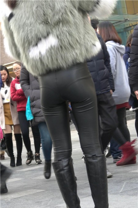 黑色皮靴街拍紧身皮裤美女 [632 MB]