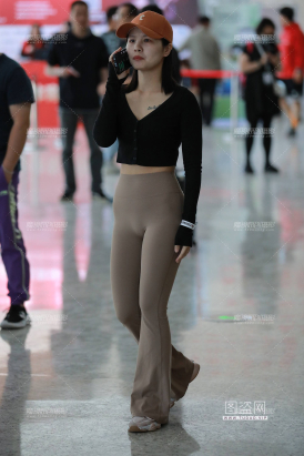 棕色瑜伽裤美女