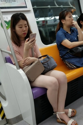 4K - 街拍粉色T恤便利贴女孩 [870 MB/MP4]