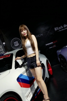 4K - 热裤长腿高跟模特 [682 MB/MP4]