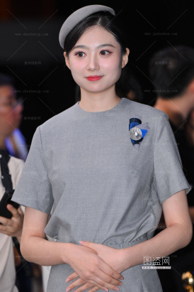 2562-5=69√气质满满的，能看出穿了丝袜吧