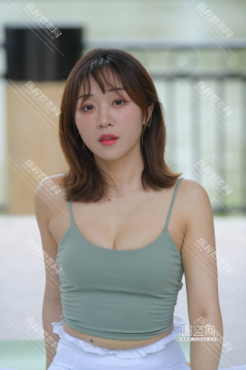 【M0926】阳光明媚的下午，她迟到了