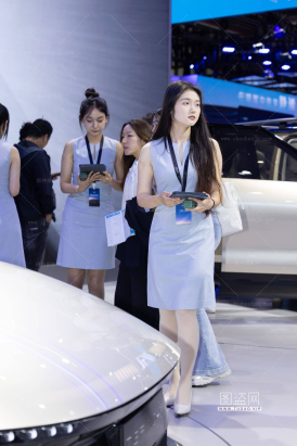 250425-1=80 25上海车展穿丝袜的美女销售
