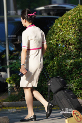 25空姐街拍-长龙阳光下肉丝闪闪东航乘务长蓝色眼影金棕丝