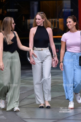 ★米白裤金发美女