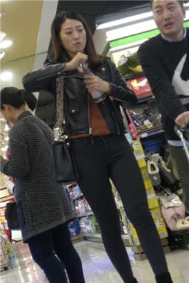 4K 商场偶遇黑衣黑裤气质美女 [927 MB]