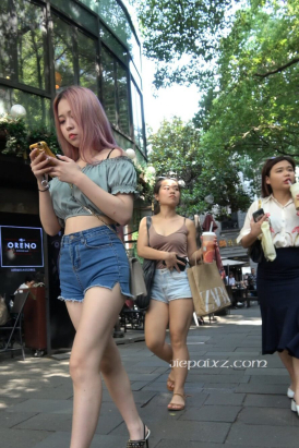 4K - 高颜值好身材街拍热裤吸烟女孩 [1.35 GB/MP4]