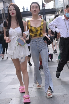 紧牛靓丽小姐姐