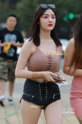 【视觉冲击赛帖】美胸 勒紧热裤 性感美眉