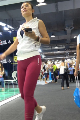 4k-极品红色瑜伽裤饱满月牙性感美女 [3.83 GB]