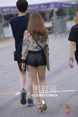 编码0317黑色热裤皮裤美腿凉高翘臀