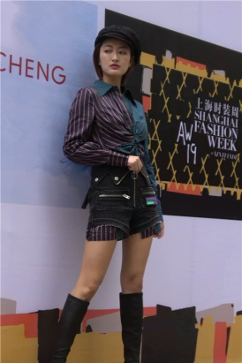 酷美女街拍 [1.13 GB/MP4]