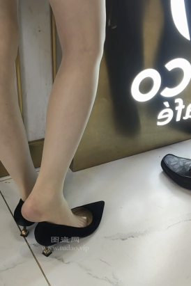 买奶茶的高颜值肉丝美女随性玩鞋