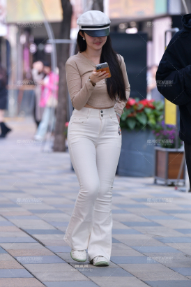 ★白色牛仔裤紧致美女