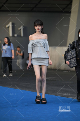 灰色短裙网红-小玥玥